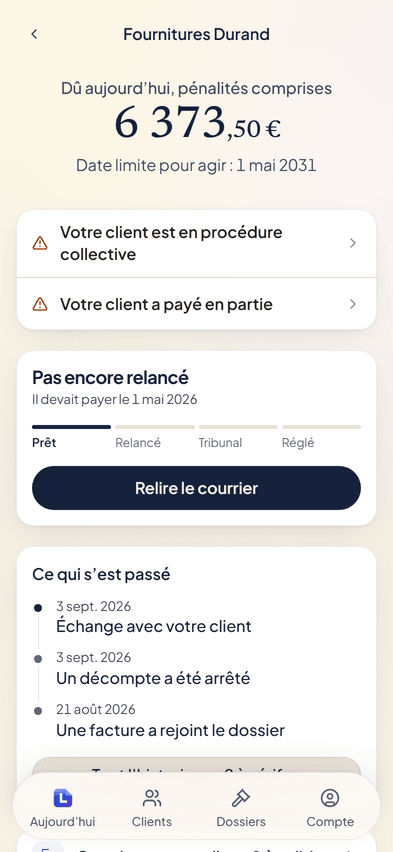 Un dossier dans Letikette : 6 373,50 € dus aujourd’hui, pénalités comprises, la date limite pour agir, deux situations à lire, et un seul bouton, « Relire le courrier ».