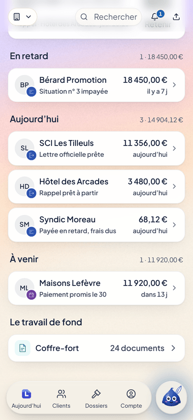 Les cartes des clients d’une menuiserie, dans un exemple fictif : une situation de travaux impayée, une lettre officielle prête, une promesse de paiement pour le 30.