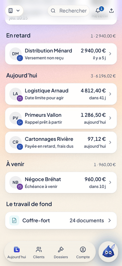 Les cartes des clients d’un transporteur, dans un exemple fictif : une date limite pour agir dans 41 jours, un rappel prêt à partir, une facture payée en retard et ses frais.